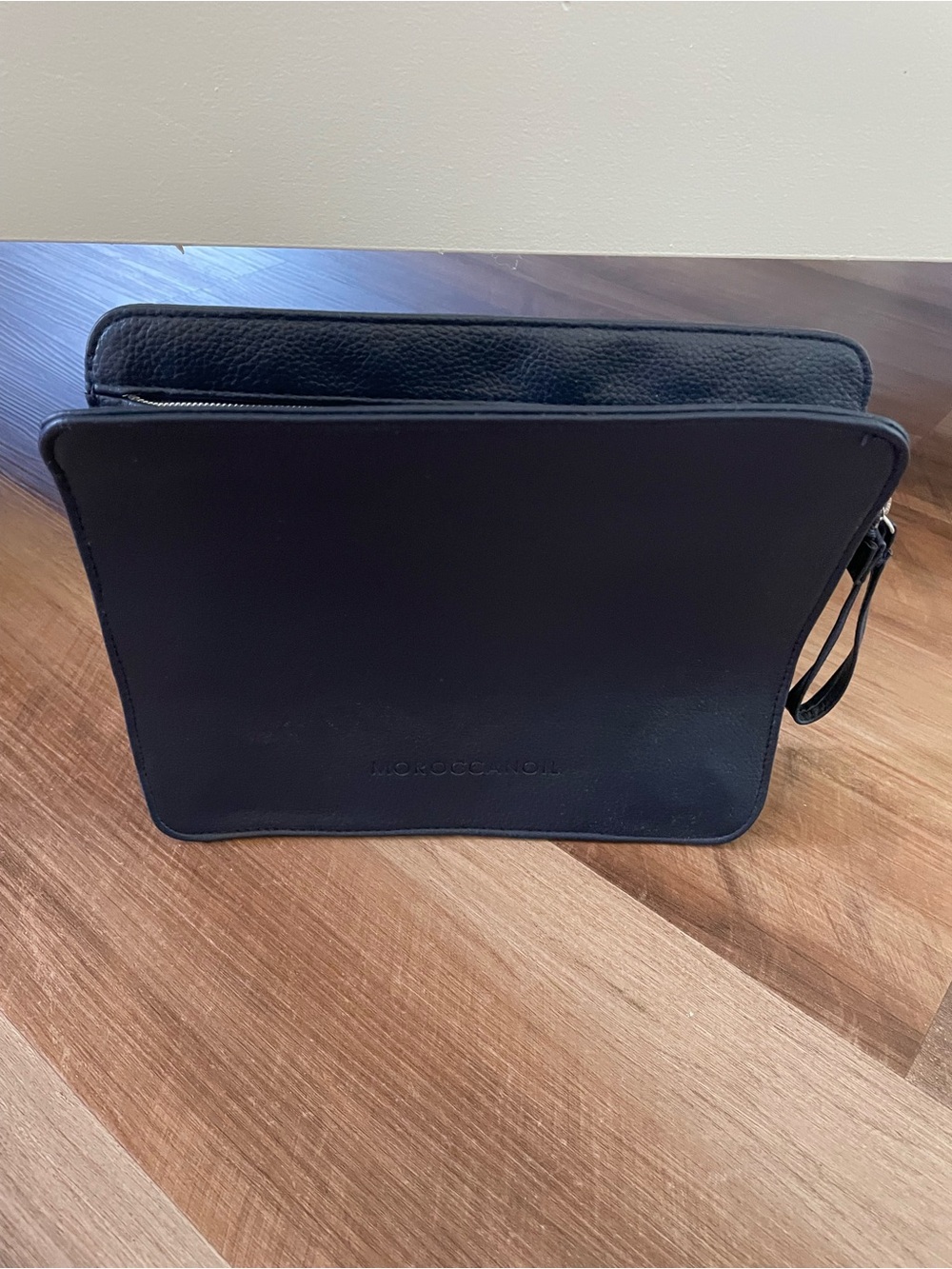 NWOT Moroccanoil Navy Blue Leather Makeup/Toiletries Travel Bag (Unisex)